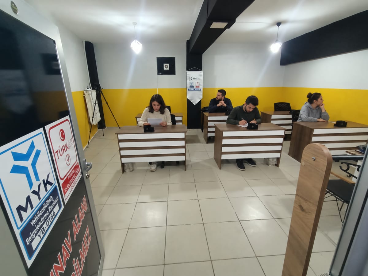 Eskişehir — Ahşap sıralar, sarı duvar ve sınav alanı panosu