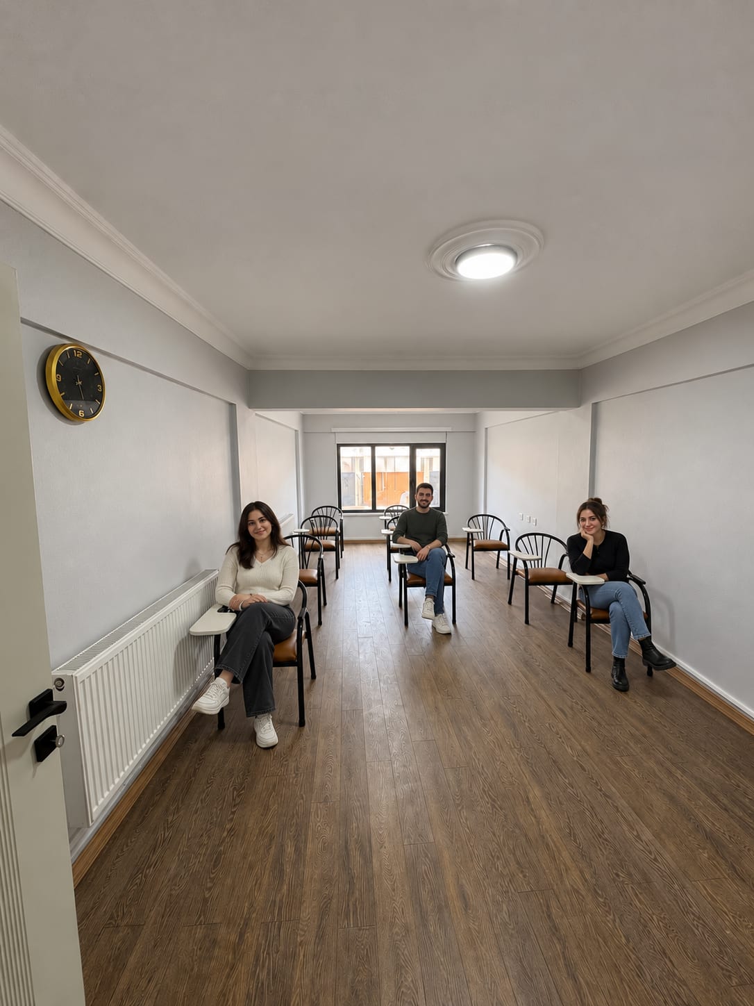 Mersin — Dar sınıfta yazı tablalı sandalyeler ve pencere