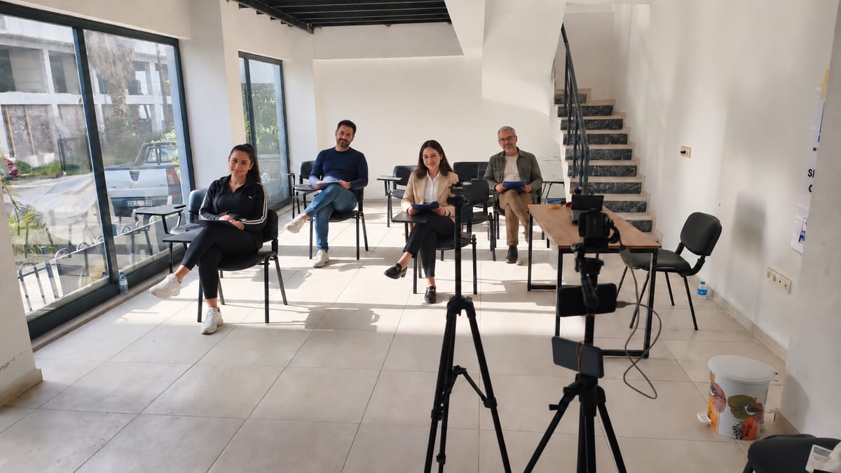 Muğla — Cam cepheli salonda yazı tablalı sandalyeler ve kameralar